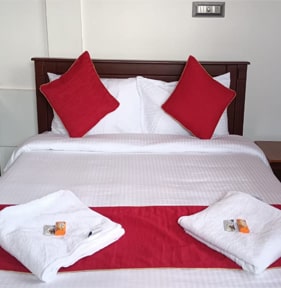 Warmly furnished guest room